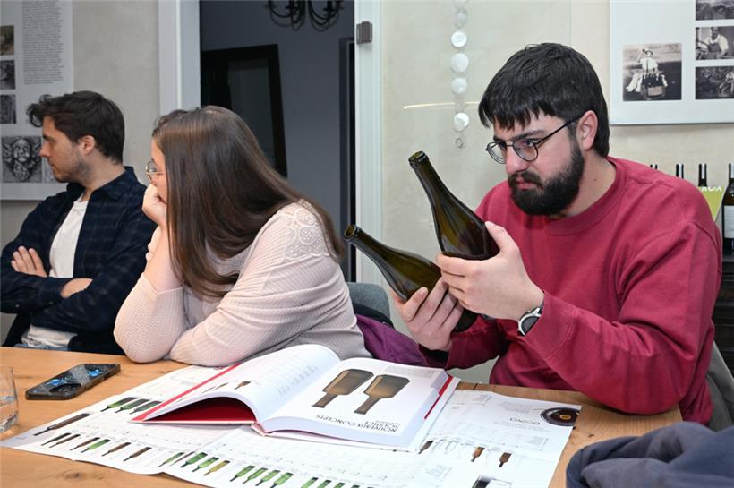 Tageblatt-Grafiker Louis Elsen nimmt die Flaschen genau unter die Lupe
