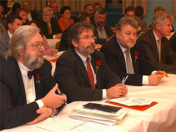Tageblatt-Journalisten und LSAP-Politiker beim Parteikongress 2003 in Beggen: Romain Durlet, Mars di Bartolomeo und Robert Goebbels. Ganz rechts Ben Fayot.
