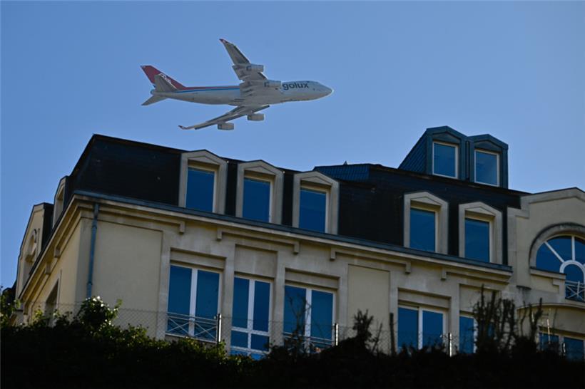 Tagein, tagaus heben über Luxemburg-Stadt Flugzeuge ab – auch nachts
