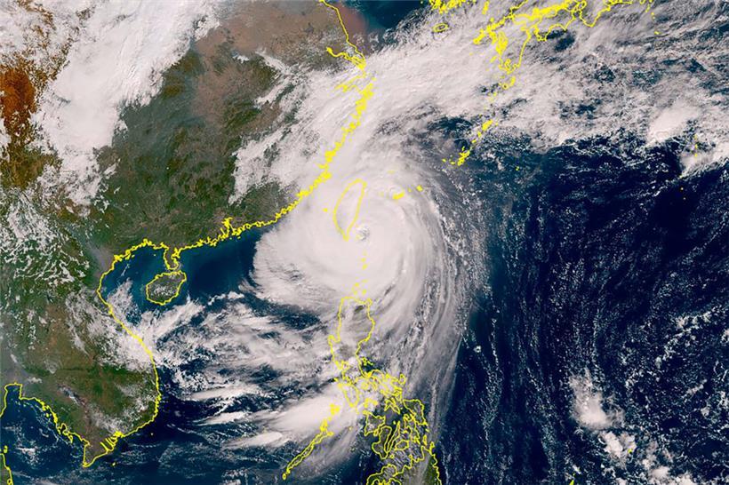 Taifun „Kong-rey“ entwickelt sich über dem Pazifik, während er sich Taiwan nähert (Mitte L)
