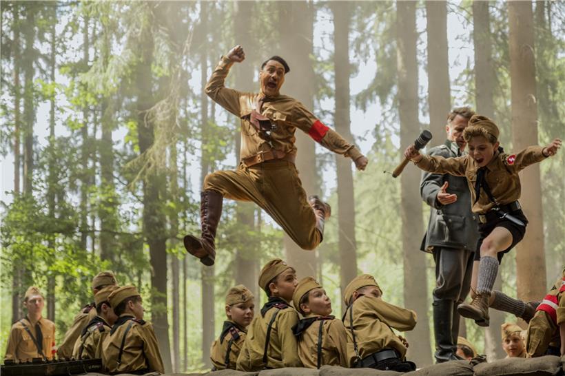 Taika Waititi (l) als Adolf Hitler und Roman Griffin Davis als Jojo in einer Szene des Films "Jojo Rabbit".
