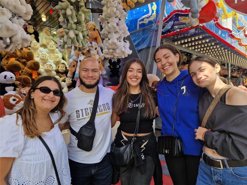 Taina (20), Joel (23), Valentina (17), Louisa (15) und Elena (15)
