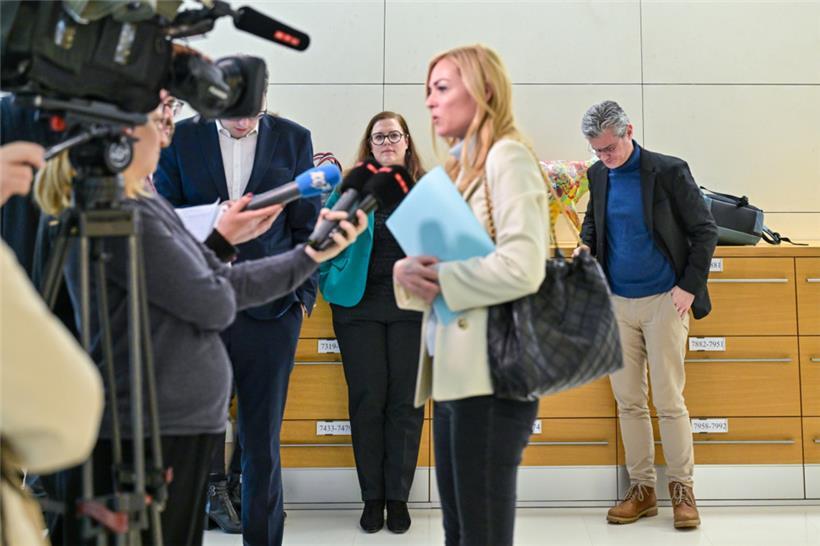 Taina Bofferding (LSAP) steht der Presse Rede und Antwort, Stéphanie Weydert (CSV) und David Wagner („déi Lénk“) hören aufmerksam zu
