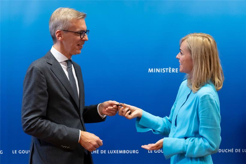 Taina Bofferding hat am Nachmittag die Schlüssel des Innenministeriums an Léon Gloden überreicht
