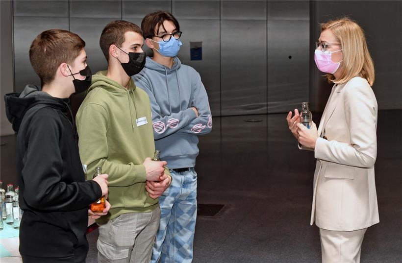 Taina Bofferding im Gespräch mit jungen Männern, die vielleicht später mal Erzieher werden
