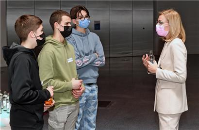 Taina Bofferding im Gespräch mit jungen Männern, die vielleicht später mal Erzieher werden
