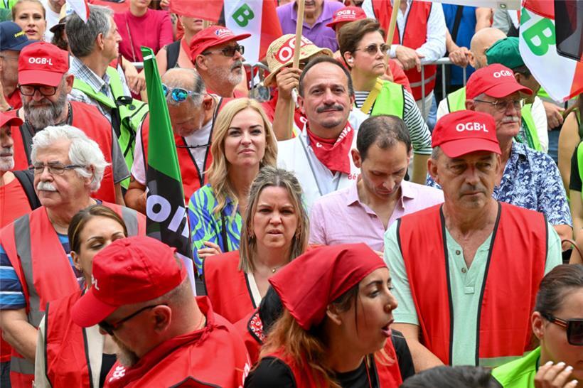 Taina Bofferding mit LSAP-Co-Präsident Dan Biancalana bei der nationalen Demonstration am 28. Juni
