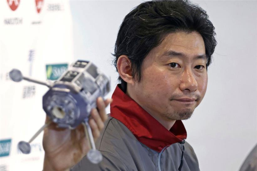 Takeshi Hakamada, Gründer und CEO von ispace, mit einem Modell einer Mondlandefähre 
