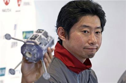 Takeshi Hakamada, Gründer und CEO von ispace, mit einem Modell einer Mondlandefähre 
