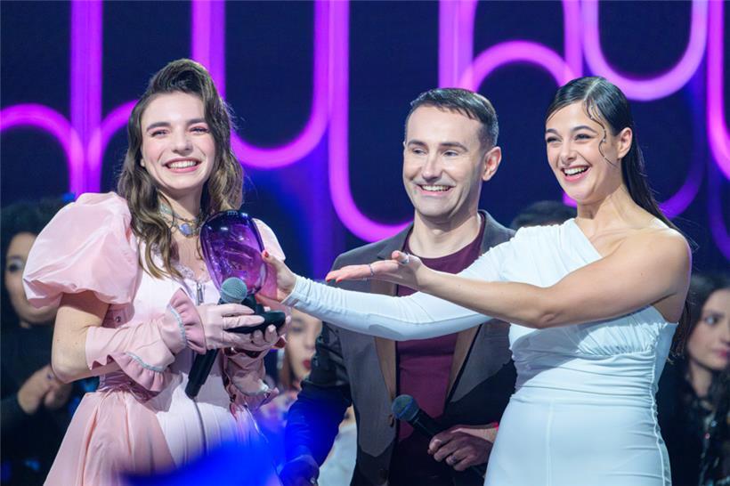 Tali, LSC-Gewinnerin des vergangenen Jahres, überreichte Laura Thorn die Trophäe
