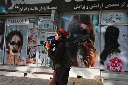 Taliban-Kämpfer in Kabul: Europas Rechtsausleger haben sich durchgesetzt, die Afghanen dienen nun als abschreckende Botschaft
