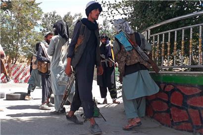 Taliban-Kämpfer in der von ihnen eroberten Stadt Ghasni
