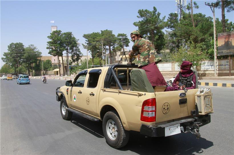 Taliban-Kämpfer sitzen auf der Ladefläche eins Pick-ups. Die militant-islamistischen Taliban setzen ihren Vormarsch in Afghanistan fort und rücken dabei immer näher an die Hauptstadt Kabul heran. 
