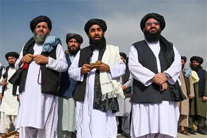 Taliban-Sprecher Sabihullah Mudschahid (Mitte) spricht am 31. August 2021 auf dem Flughafen von Kabul: Heute sagt er, dass Afghanistan zu allen Ländern Beziehungen anstrebe