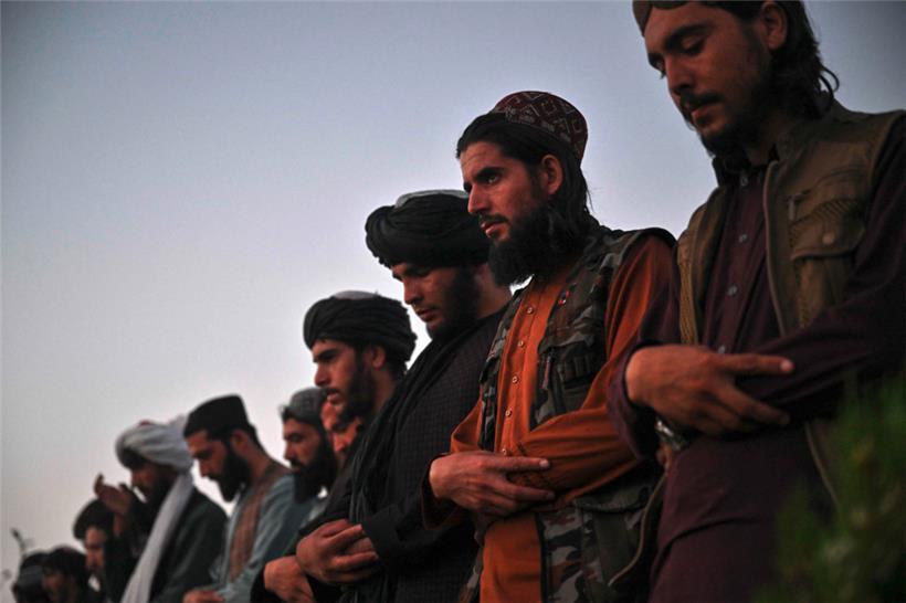 Taliban beten auf dem Wazir Akbar Khan Berg in Kabul
