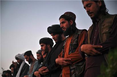 Taliban beten auf dem Wazir Akbar Khan Berg in Kabul
