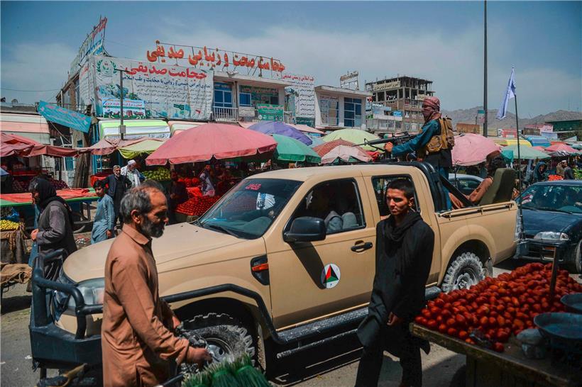 Taliban patrouillieren auf einem Kabuler Markt
