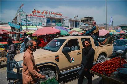 Taliban patrouillieren auf einem Kabuler Markt
