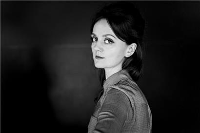 Tamara Štajner, 1987 in Novo mesto (Slowenien) geboren, ist klassische Violistin, Autorin und Performerin
