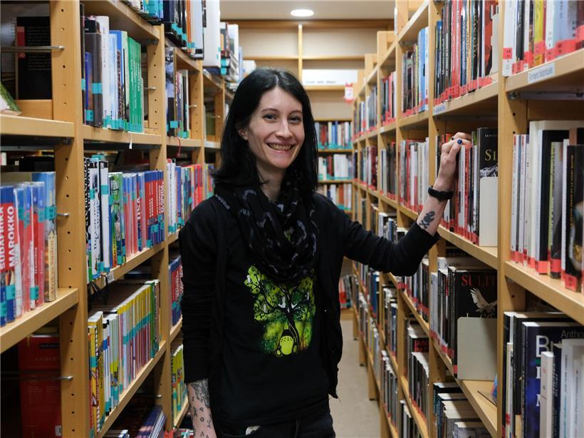 Tami, erfahrene Bibliothekarin seit 2015, arbeitet begeistert in ihrer Traumstelle in der Bibliothek