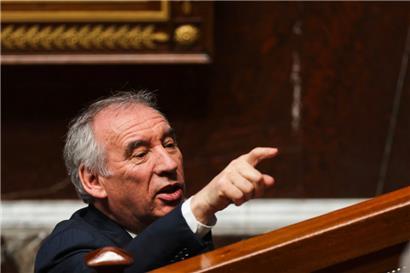 Tandis que les „petites“ mesures de François Bayrou sont d’une importance presque insignifiante, les autres déclenchent immédiatement un tollé
