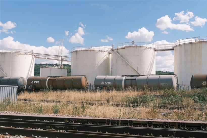 Tankanlagen im Hafen von Mertert in der vergangenen Woche: Schiffe kommen nur noch mit 20 bis 30 Prozent der Ladung an
