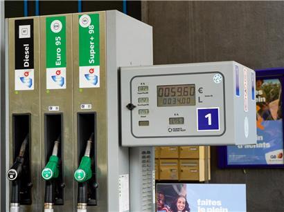Tankstelle mit sinkenden Benzinpreisen ab Donnerstag, günstiges Tanken und Kraftstoff sparen, Preisreduzierung sichtbar
