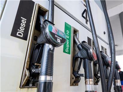 Tankstelle mit günstigeren Benzinpreisen am Freitag, Kraftstoffpreise sinken, Autofahren wird günstiger