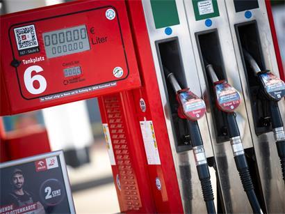 Preissteigerung an Tankstelle für Benziner ab Samstag, höhere Kraftstoffkosten und Auswirkungen auf Autofahrer.