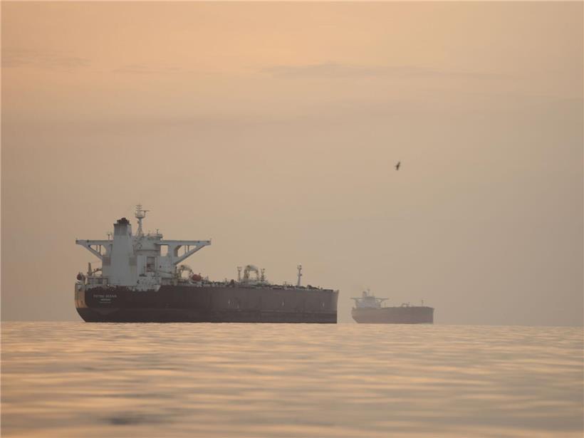 Tanker ankern in der Straße von Hormus vor der Küste der Insel Qeschm im Persischen Golf