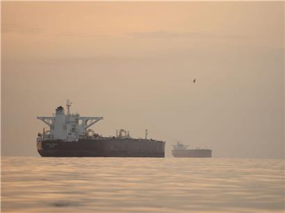 Tanker ankern in der Straße von Hormus vor der Küste der Insel Qeschm im Persischen Golf