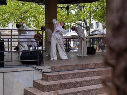 Tanz, Musik und Improvisation machen die Place d’Armes beim Theaterfest zur Bühne