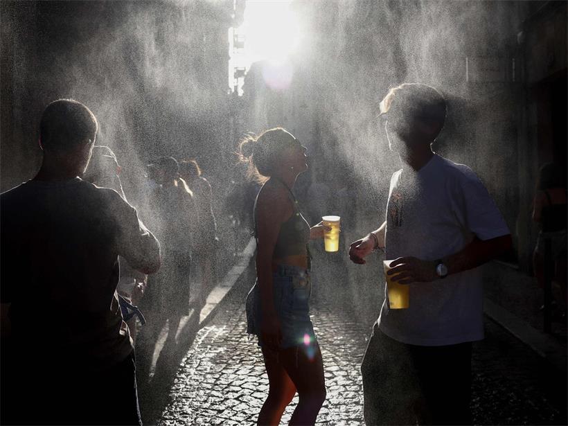 Tanzende Menschen bei der Fête de la Musique in Bordeaux trotz rotem Hitzealarm und Alkoholverbot auf öffentlichen Straßen