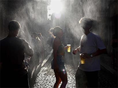 Tanzende Menschen bei der Fête de la Musique in Bordeaux trotz rotem Hitzealarm und Alkoholverbot auf öffentlichen Straßen