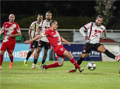 Tarek Nouidra und Fola kämpfen gemeinsam, doch ihr Team scheitert trotz großer Anstrengungen