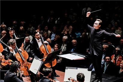 Tarmo Peltokosi beeindruckte durch seine klare Schlagtechnik, seine Konzentration und Präsenz, setzte allerdings zu oft auf Showeffekte
