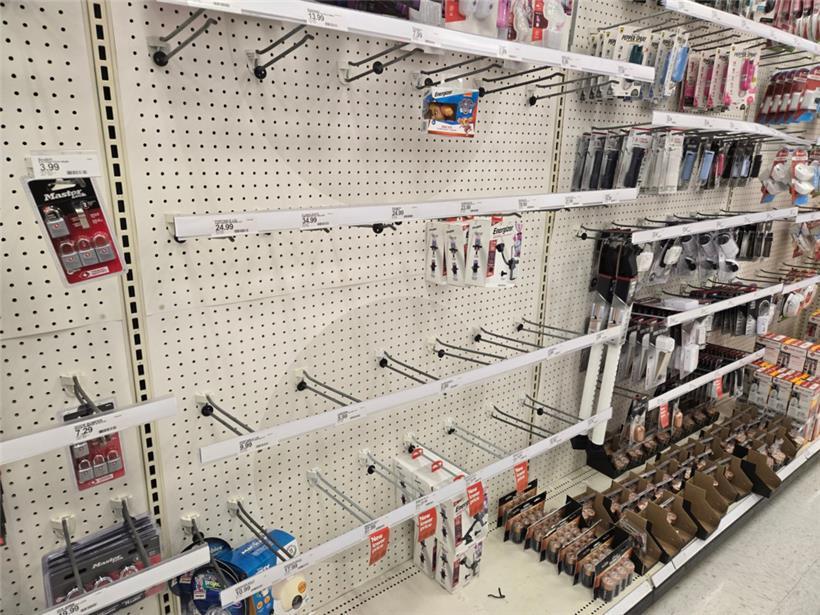 Taschenlampen sind in den großen Supermärkten (Foto: Target in Jacksonville) aus...