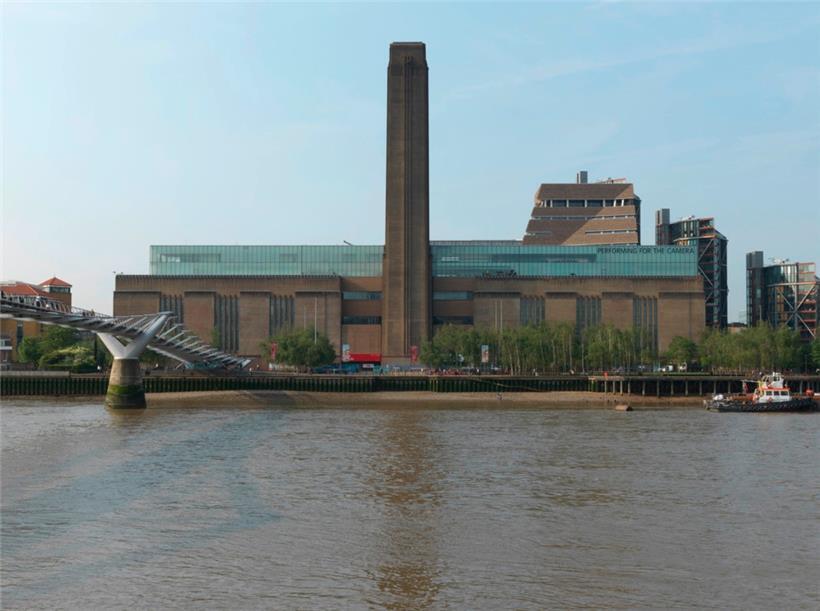 Tate Modern von der Nordseite der Themse aus. Links im Bild ist die Millennium-Brücke zu sehen, die das Kunstmuseum mit der Paulskathedrale verbindet.
