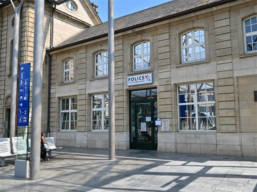 Polizeikommissariat Bahnhofswache in Luxemburg-Stadt mit uniformierten Beamten im Einsatzbereich