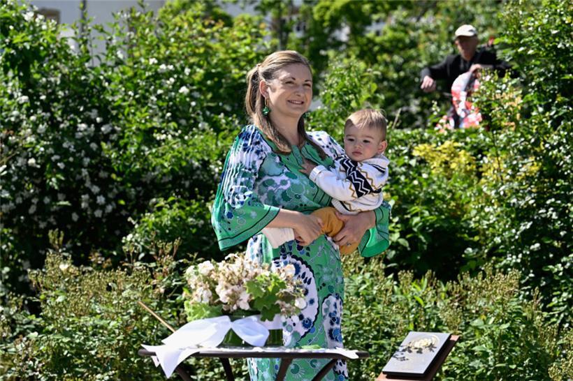 Taufe der neuen Rose „Prince François de Luxembourg“ in Anwesenheit von Erbgroßherzogin Stéphanie und Erbgroßherzog Guillaume
