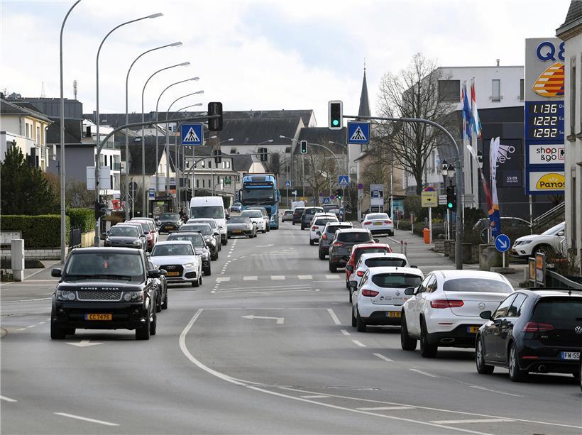 Stau mit tausenden Fahrzeugen auf der stark befahrenen Straße in Hesperingen bei Berufsverkehr