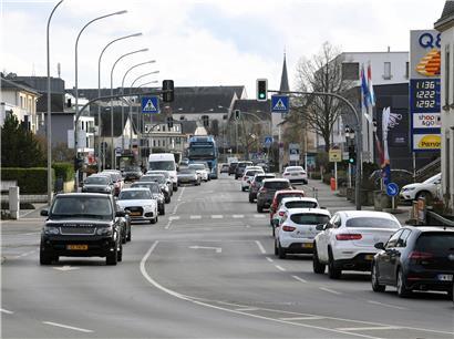 Stau mit tausenden Fahrzeugen auf der stark befahrenen Straße in Hesperingen bei Berufsverkehr
