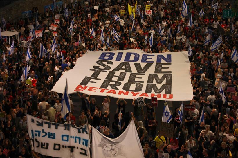 Tausende Israelis demonstrierten am Samstagabend in Tel Aviv für eine Annahme des Waffenruhe-Plans
