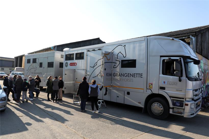 Tausende Kilometer haben Nina Zorya und Kim Grangenette in den letzten Tagen im Pferdetransporter zurückgelegt
