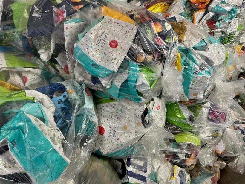 Tausende Mehrwegtüten landen im Recyclingcenter SICA
