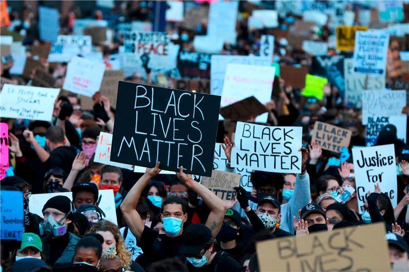 Tausende Menschen demonstrieren in Protestmärschen in fast allen größeren amerikanischen Städten gegen Polizeigewalt.

