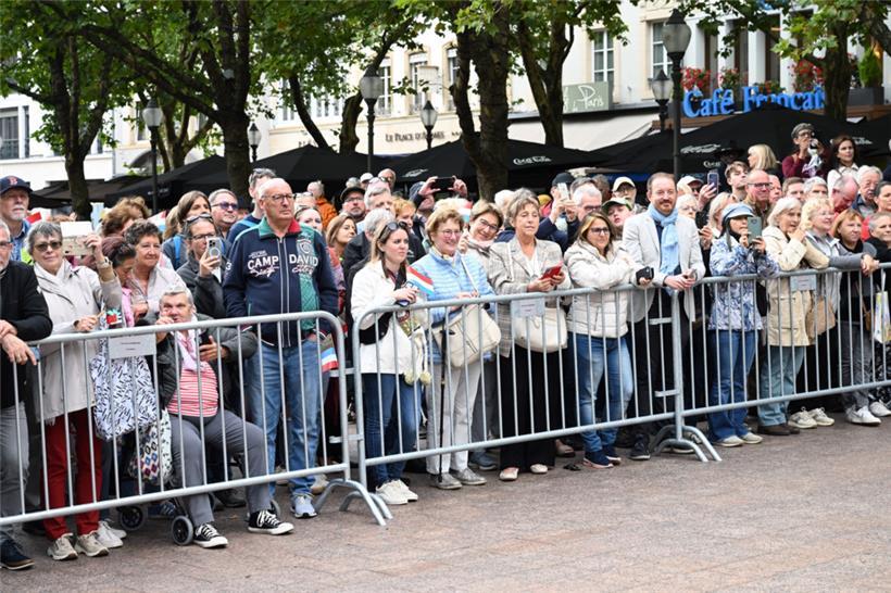 Tausende Schaulustige wohnten der Gedenkzeremonie auf der place d’Armes bei