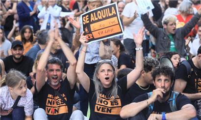 Tausende haben am Samstag auf Mallorca gegen Massentourismus protestiert. Unter dem Motto „Sagen wir basta!“ versammelten sich die Menschen im Zentrum der Inselhauptstadt Palma.
