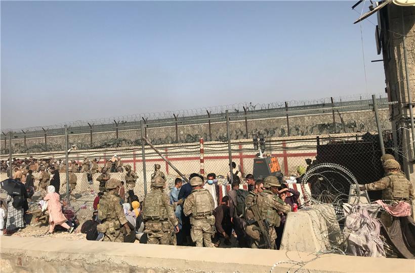 Tausende verzweifelte Menschen verharren weiterhin am Flughafen der afghanischen Hauptstadt
