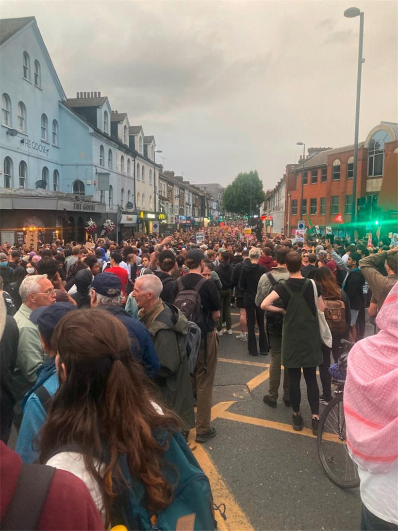 Tausende von Gegendemonstranten schützen das Asylzentrum von Walthamstow
